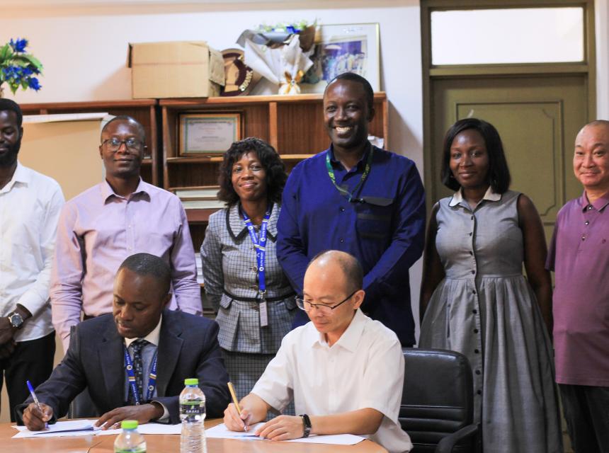 Professor Gabriel Dwomoh, Vice Chancellor of Kumasi Technical University (left), and Professor Su Zibo, Chinese Director of the Confucius Institute at KNUST (right), sign the Memorandum of Understanding to establish a Teaching Centre at KsTU, 